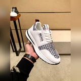 爆款（BOSS）最新潮鞋，面料采用透氣絨面料加滴膠工藝，套腳款式必備單品超軟大底