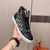 《 迪奧 》  最新爆款休閑鞋，頂端品牌奢侈～，頂級～質量。專櫃同賣産品鞋面選用