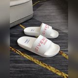 情侶男女同款【精緻品質】 紀梵希男士休閑拖鞋 鞋面進口膠片 品牌字母浮雕設計，時