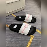 情侶男女同款【精緻品質】 紀梵希男士休閑拖鞋 鞋面進口膠片 品牌字母浮雕設計，時