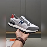 （hermes 愛馬仕）男士拼色運動鞋，飾有富有質感的小牛皮細節。拼接原版牛皮面