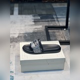 <麥昆~>情侶款  最火爆的品牌logo，标準性涼鞋拖鞋，衆多網紅同款，軟踏踏的