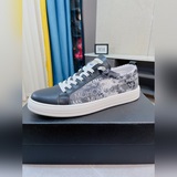 【普拉達PRADA】 米蘭展新品男鞋出爐了，續寫魅力傳承，創新與緻敬年輕時尚的你