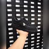 Prada【普拉達】運動休閑鞋，高端的鞋子選用高端的材料，鞋面采用進口小牛皮，柔