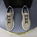 牛裡品牌：PRADA（普拉達）标準碼：男碼38–44（45定制）等級： 品