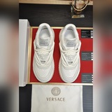 【Versace】範思哲最新款精心打造，引爆全場！不斷創新的國際品牌 此款男士休