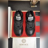 【Versace】範思哲最新款精心打造，引爆全場！不斷創新的國際品牌 此款男士休