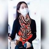 B家最新【B字母标長巾】羊絨長巾專櫃今年最新主題系列，透漏出奢華高貴的氣息，整體