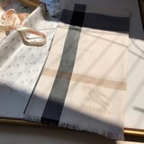 永遠的時髦Burberry經典格薄款鑽石紋絲絨圍巾~難得的經典格，這樣的格子真的