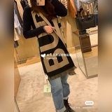 Burberry雙面大字母圍巾！！簡約大牌！正反雙色，完全等于2條圍巾！！熱賣的