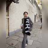 Burberry雙面大字母圍巾！！簡約大牌！正反雙色，完全等于2條圍巾！！熱賣的