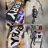 人手一條推薦！！！Burberry最新雙面大字母圍巾！！】超級推薦！！大字母Lo