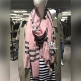 Burberry 格紋圍巾，臻選絲質、羊毛與金屬感紗線精紡而成，締造輕盈閃亮質地