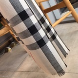 Burberry 格紋圍巾，臻選絲質、羊毛與金屬感紗線精紡而成，締造輕盈閃亮質地