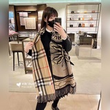 Burberry 匠心巨作· 經典大格雙面提花羊絨圍巾一面是經典羊絨大格子，一面