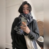 Chanel新款秋冬經典系列圍巾極緻黑與白的碰撞，經典的黑白色系打造，加上經典