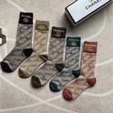 Chanel · 香奈兒香奶奶家新品中筒女款襪子【一盒五雙】羅口膠印雙C标志，提