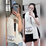 高級貨小香【滿鑽雙C長圍巾】永遠不出錯的出場方式，既使再過多少年都是如此TA的高