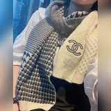 上新香奈兒專櫃新款圍巾 美翻了[流淚]禦用殿堂級極品新款專櫃在售 羊絨時尚針織毛