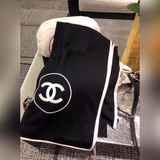 COCO香奈兒古力娜紮同款 經典的香奈兒 LOGO，以30真絲70羊絨羊絨面料編