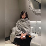 DIOR 迪奧CD提花logo印花大方巾圍巾披肩毛毯三用，材質?57%克什米爾進