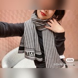 dior千鳥格紋圍巾屬于突顯D家标志和曆史意義的服飾系列。50*180cm  5