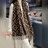 今年純羊絨老花FF元素風格火爆，時髦小姐姐推薦~Fendi 圍巾~搭配服飾真的非