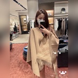 【雙面雙色Fendi鬥篷披肩！】米色羊毛和羊絨兩面穿鬥篷，一面定制有FF Ka