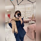 【FENDI 芬迪最新款圍巾，超溫柔洋氣的雙面設計！！】感覺這個比以往的設計都更