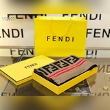 FENDI披肩/鬥篷 上身真的氣場強大，經典F大logo，顔值又高，辨識度高，
