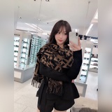 fendi純羊絨老花ff元素風格火爆，時髦小姐姐推薦~fendi 圍巾~搭配服飾