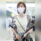 上新FD專櫃同步新【FF旋轉圖标140】特别有腔調.采用質感上佳的絲羊絨面料并飾
