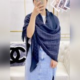 Gucci經典披肩~G專櫃的常青樹款。品質極好的兩個專櫃新色經典雙G提花圖案風靡