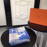 活動福利 HERMES 。【天藍色】愛馬仕披肩！材質：85%羊毛  15%純羊絨