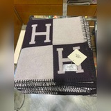 HERMES 。【紫色】愛馬仕披肩！材質：85%羊毛  15%純羊絨 ！實物絨感