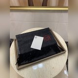 LOEWE頂尖奢侈品牌 低調有内涵 雙面羊絨搭配最新logo刺繡！軟軟的手感水波