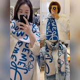 爆款上牛貨【LW拼色羊絨長巾】 LOEWE 早秋系列釋出新款字母塗鴉風圍