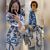 爆款上牛貨【LW拼色羊絨長巾】 LOEWE 早秋系列釋出新款字母塗鴉風圍