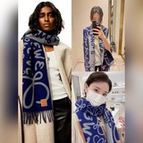 爆款上牛貨【LW拼色羊絨長巾】 LOEWE 早秋系列釋出新款字母塗鴉風圍