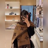 搶驢家爆款焦糖色到  路易威登【L大号老花長巾】此款由柔軟溫暖的純山羊絨織就，并
