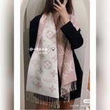 LV【ESSENTIAL】 令經典 Monogram 圖案鋪陳兩面，以 Mono