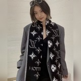 高版 LV驢家最新款圍巾 經典圖案再設計 妥妥的百搭款 ，炒雞亮眼的logo設計