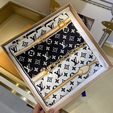 Louis Vuitton  90*90cm   100% 真絲  手工卷邊  