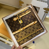 Louis Vuitton  90*90cm   100% 真絲  手工卷邊  