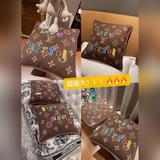 【 『LV × NBA Letters靠墊MP3037』 LV新款限量NBA聯名