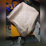 Louis Vuitton。王牌口碑經典披肩，必入！圍巾界的頭牌鼻祖，姐妹們怎麼