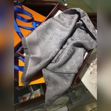 Louis Vuitton。王牌口碑經典披肩，必入！圍巾界的頭牌鼻祖，姐妹們怎麼