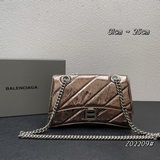 酷盒子Balenciag*最新 Crush 包款強勢登場！高級感滿滿上身超級随意