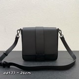 Baguette中號信差包采用荔枝紋皮革材質，帶翻蓋和磁扣FF搭扣，帶内測拉鍊口