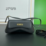 Balenciagα XX系列腋下包 很有設計感的包型 流暢的線條 皮革與金屬